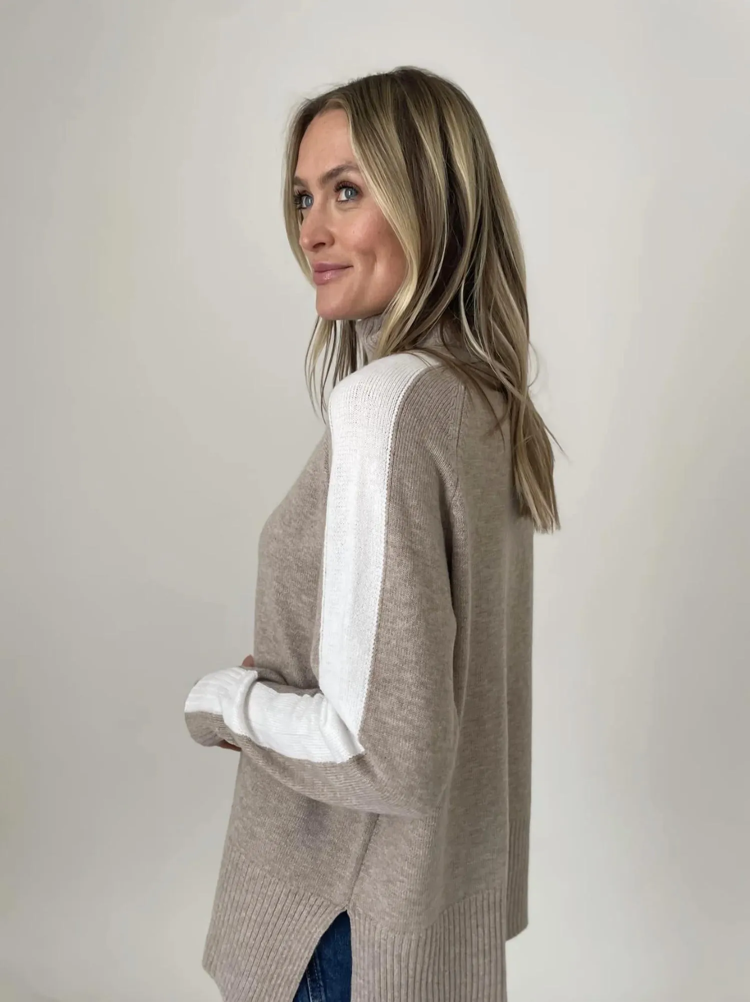 Ali Turtleneck Sweater In Latte/white